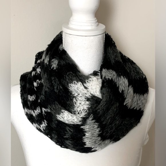 NWOT Rikka Women Boho Knit Infiniti Scarf One Size Black Gray White Fall - Picture 1 of 5